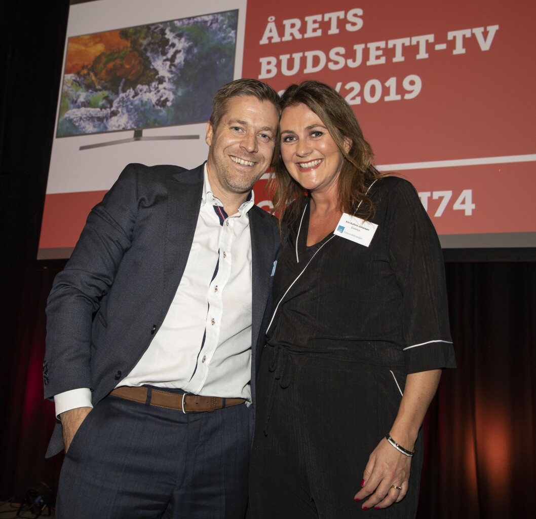 Årets budsjett-TV er Samsung UE65NU74. Paal Anders Jansen fra Samsung Electronics fikk prisen av Ann Kathrin Johansen i Euronics. Foto: Tore Skaar. Årets budsjett-TV er Samsung UE65NU74. Paal Anders Jansen fra Samsung Electronics fikk prisen av Ann Kathrin Johansen i Euronics. Foto: Tore Skaar.
