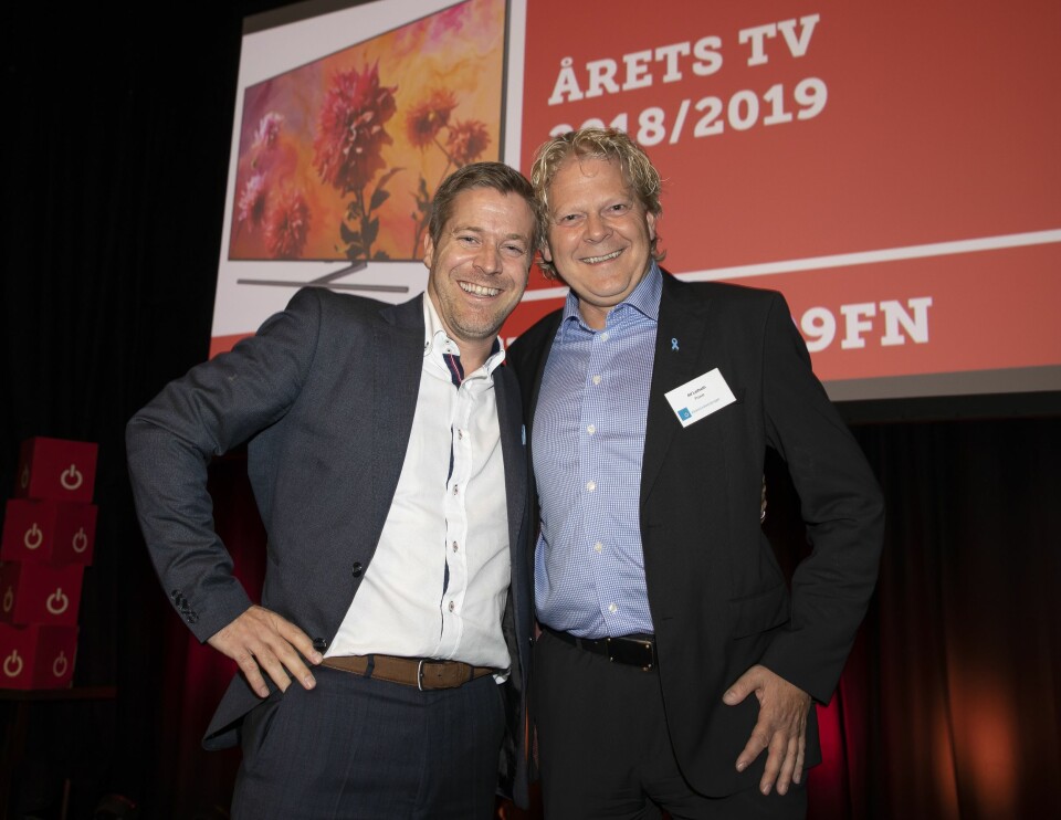 Årets TV er Samsung QE65Q9FN. Paal Anders Jansen (t. v.) i Samsung Electronics fikk prisen av Alf Leifseth i Power. Foto: Tore Skaar.