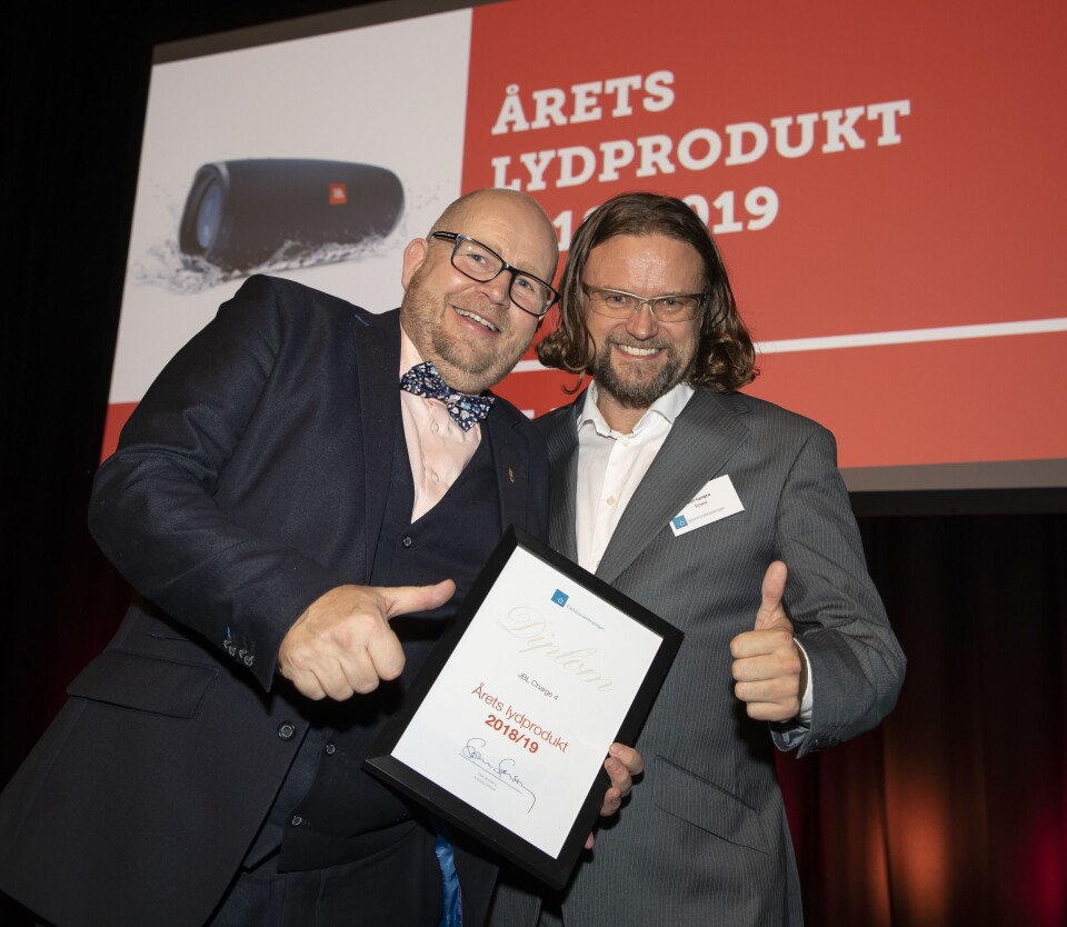 Årets lydprodukt er JBL Charge 4. Frank Bruun (t. v.) i Harman fikk diplomet av Jon Arne Lyngra i Power. Foto: Tore Skaar.
