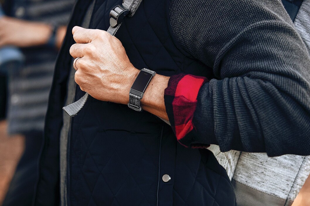 Fitbit Charge 3 har fått nytt design, med større skjerm og induktiv knapp. Foto: Fitbit. Fitbit Charge 3 har fått nytt design, med større skjerm og induktiv knapp. Foto: Fitbit.