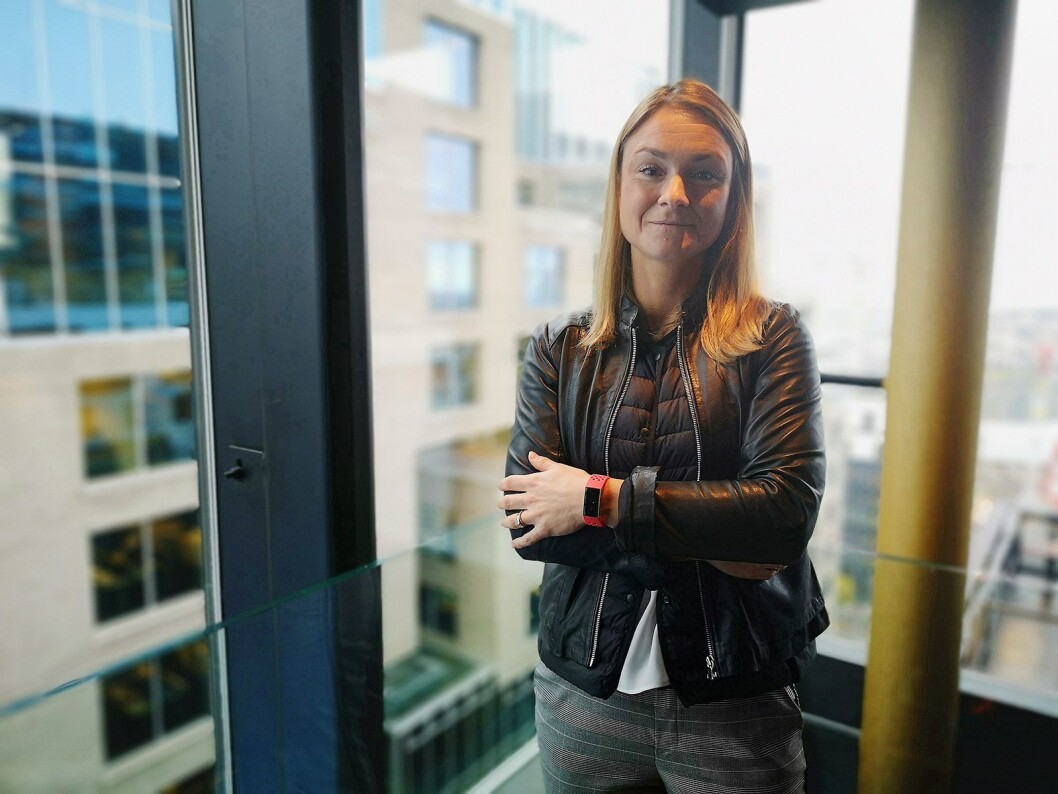 Caroline Chauvire Cleenewerck, sjef for markedsføring og PR i Fitbit Emea, med selskapets nyeste Charge 3. Foto: Marte Ottemo. Caroline Chauvire Cleenewerck, sjef for markedsføring og PR i Fitbit Emea, med selskapets nyeste Charge 3. Foto: Marte Ottemo.