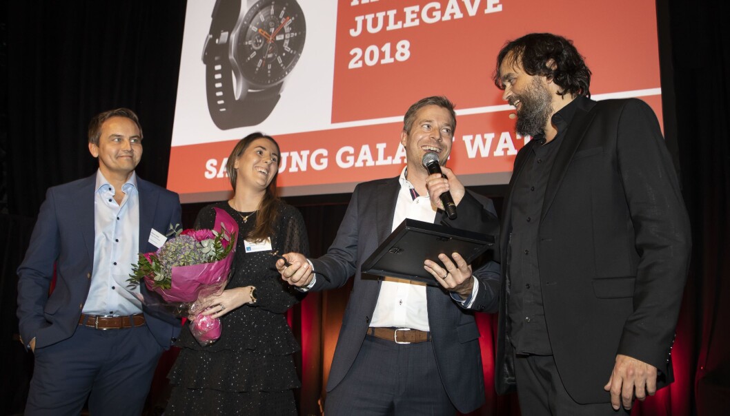 Årets julegave ble smartklokken Samsung Galaxy Watch. Øyvind Åsen (f. v.), Martina Nicole Næss og Paal Anders Jansen fra Samsung Electronics fikk prisen av Stian Sønsteng i fagbladet Elektronikkbransjen. Foto: Tore Skaar Årets julegave ble smartklokken Samsung Galaxy Watch. Øyvind Åsen (f. v.), Martina Nicole Næss og Paal Anders Jansen fra Samsung Electronics fikk prisen av Stian Sønsteng i fagbladet Elektronikkbransjen. Foto: Tore Skaar
