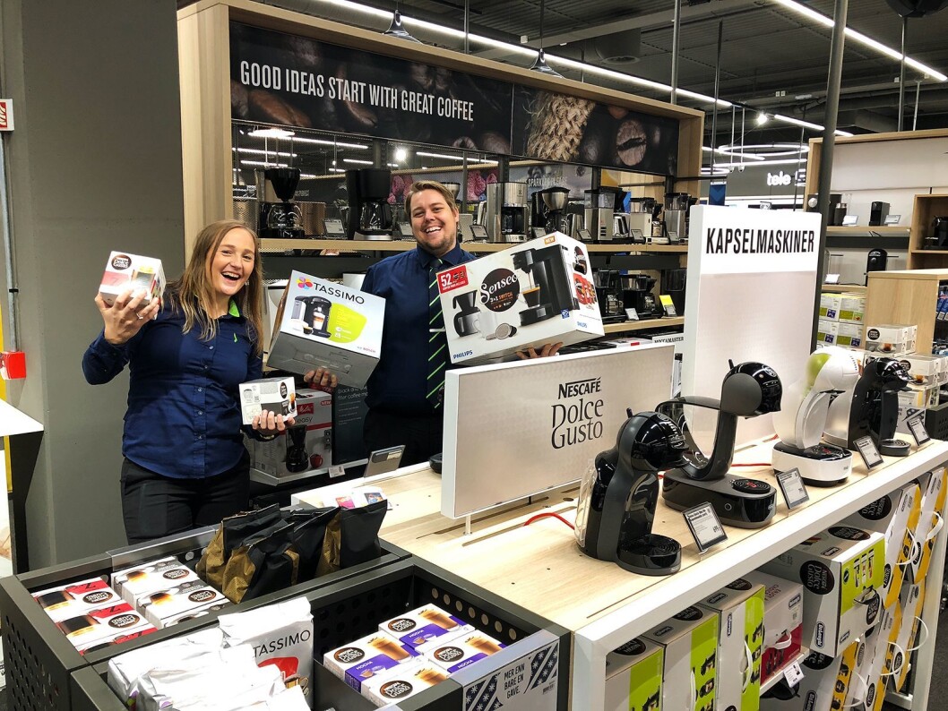 Elisabeth Oltedal (varehussjef Elkjøp Sandnes) og Tommy Lie (prosjektansvarlig merch Klepp) på åpningsdagen av Elkjøp Klepp. Foto: André Sørensen, Elkjøp Elisabeth Oltedal (varehussjef Elkjøp Sandnes) og Tommy Lie (prosjektansvarlig merch Klepp) på åpningsdagen av Elkjøp Klepp. Foto: André Sørensen, Elkjøp