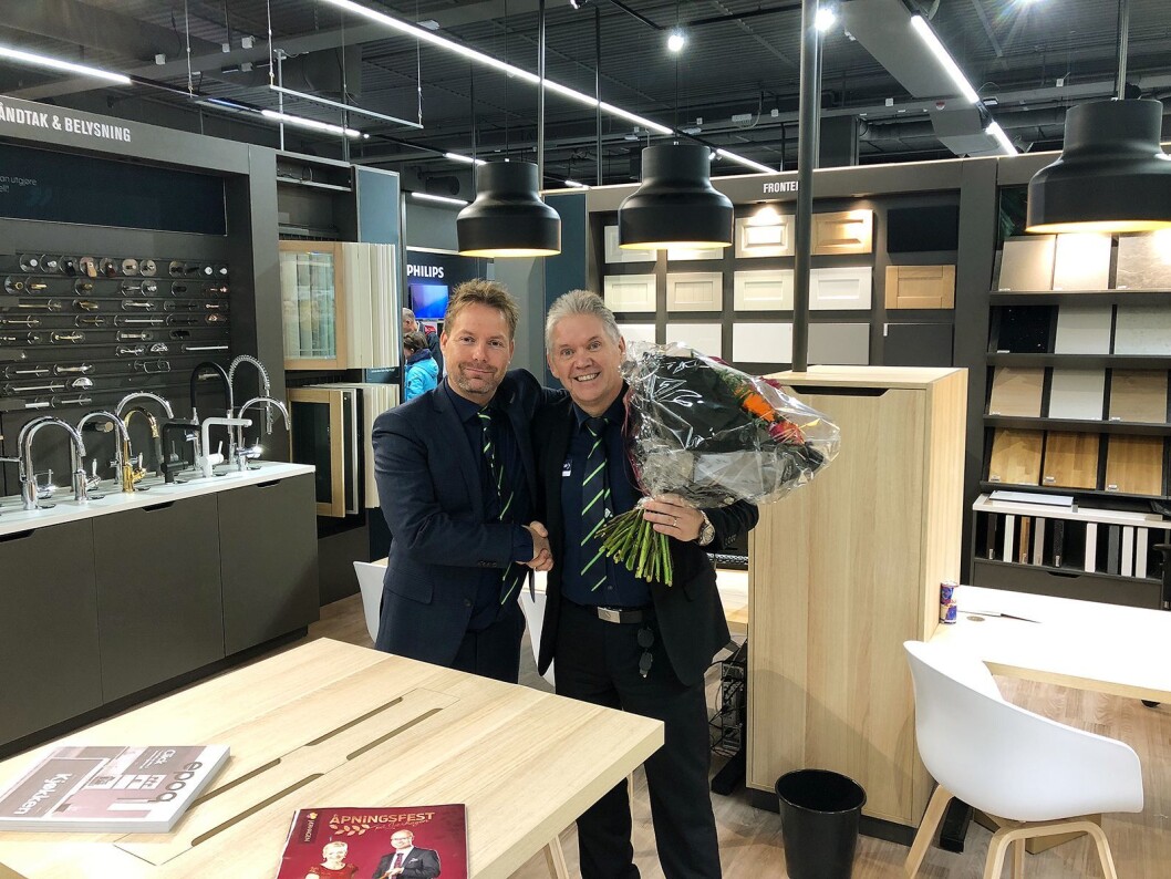 André Sørensen (kjedeleder butikkdrift, t. v.) og varehussjef Svein Olav Mossige ved Elkjøp Klepp i kjøkkenavdelingen under åpningen av Jærhagen kjøpesenter. Foto: Tommy Lie, Elkjøp André Sørensen (kjedeleder butikkdrift, t. v.) og varehussjef Svein Olav Mossige ved Elkjøp Klepp i kjøkkenavdelingen under åpningen av Jærhagen kjøpesenter. Foto: Tommy Lie, Elkjøp