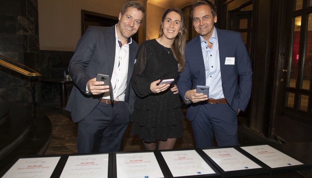 Samsung kunne dra hjem med seks priser, etter kåringen av Årets produkt og Årets julegave. Paal Anders Jansen (f. v.), Martina Nicole Næss og Øyvind Åsen sørget for å forevige samlingen med diplomer. Foto: Tore Skaar. Samsung kunne dra hjem med seks priser, etter kåringen av Årets produkt og Årets julegave. Paal Anders Jansen (f. v.), Martina Nicole Næss og Øyvind Åsen sørget for å forevige samlingen med diplomer. Foto: Tore Skaar.