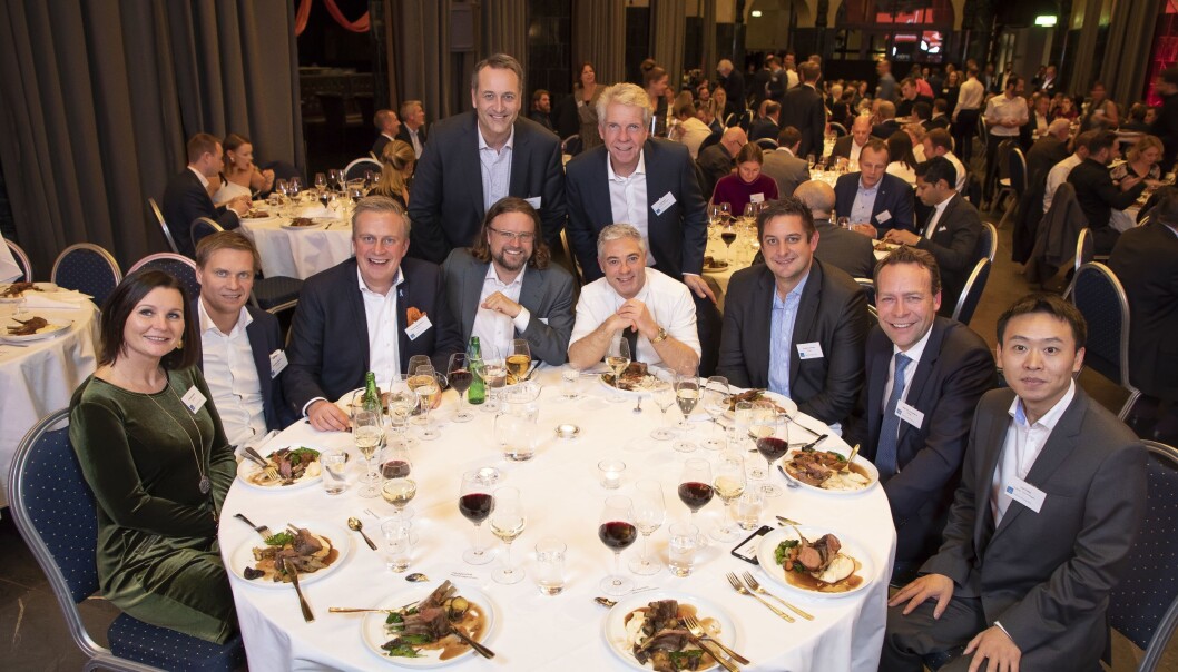 Fra venstre Christina Østvik og Asle Bjerkebakke fra Euronics, Thomas Marthinsen og Jon Lyngra fra Power, Salvador Bailie (Intelis), Fredrik Tønnesen og Jaan Ivar Semlitsch fra Elkjøp og Tom Tang (Huawei Technologies). Bak står Jan Røsholm og Pål Haugen fra Elektronikkbransjen. Foto: Tore Skaar Fra venstre Christina Østvik og Asle Bjerkebakke fra Euronics, Thomas Marthinsen og Jon Lyngra fra Power, Salvador Bailie (Intelis), Fredrik Tønnesen og Jaan Ivar Semlitsch fra Elkjøp og Tom Tang (Huawei Technologies). Bak står Jan Røsholm og Pål Haugen fra Elektronikkbransjen. Foto: Tore Skaar