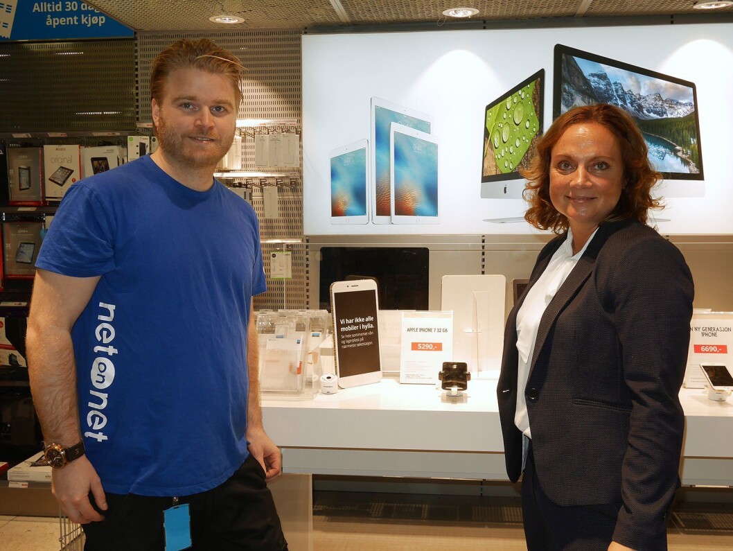 Butikksjef Martin Omtvedt ved NetOnNet Lagershop Liertoppen tok mot selskapets nye toppsjef, Susanne Holmström. Foto: Stian Sønsteng Butikksjef Martin Omtvedt ved NetOnNet Lagershop Liertoppen tok mot selskapets nye toppsjef, Susanne Holmström. Foto: Stian Sønsteng