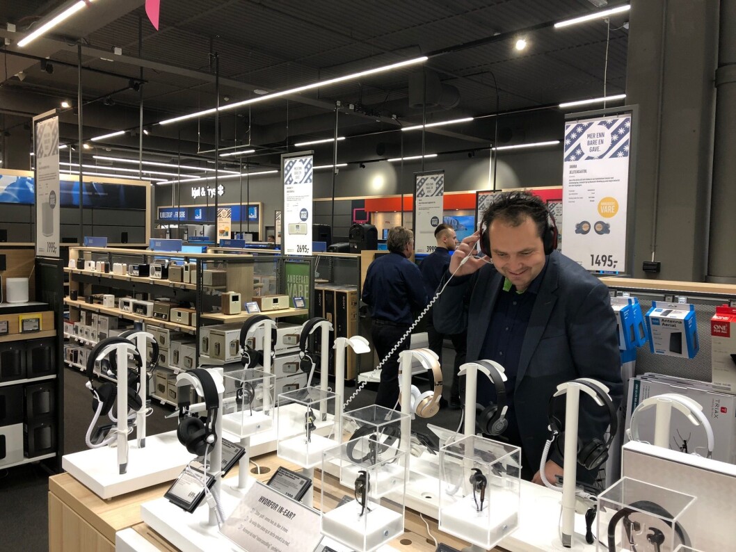 Stig Ove Tillerli (Elkjøp merch) i avdelingen for hodetelefoner ved Elkjøp Klepp. Foto: André Sørensen, Elkjøp. Stig Ove Tillerli (Elkjøp merch) i avdelingen for hodetelefoner ved Elkjøp Klepp. Foto: André Sørensen, Elkjøp.