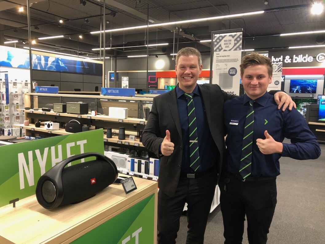 Kristian Pedersen (salgssjef lyd og bilde, t. v.) og Lars Audun Bøen (deltidselger Tech Elkjøp Klepp). Foto: André Sørensen, Elkjøp. Kristian Pedersen (salgssjef lyd og bilde, t. v.) og Lars Audun Bøen (deltidselger Tech Elkjøp Klepp). Foto: André Sørensen, Elkjøp.