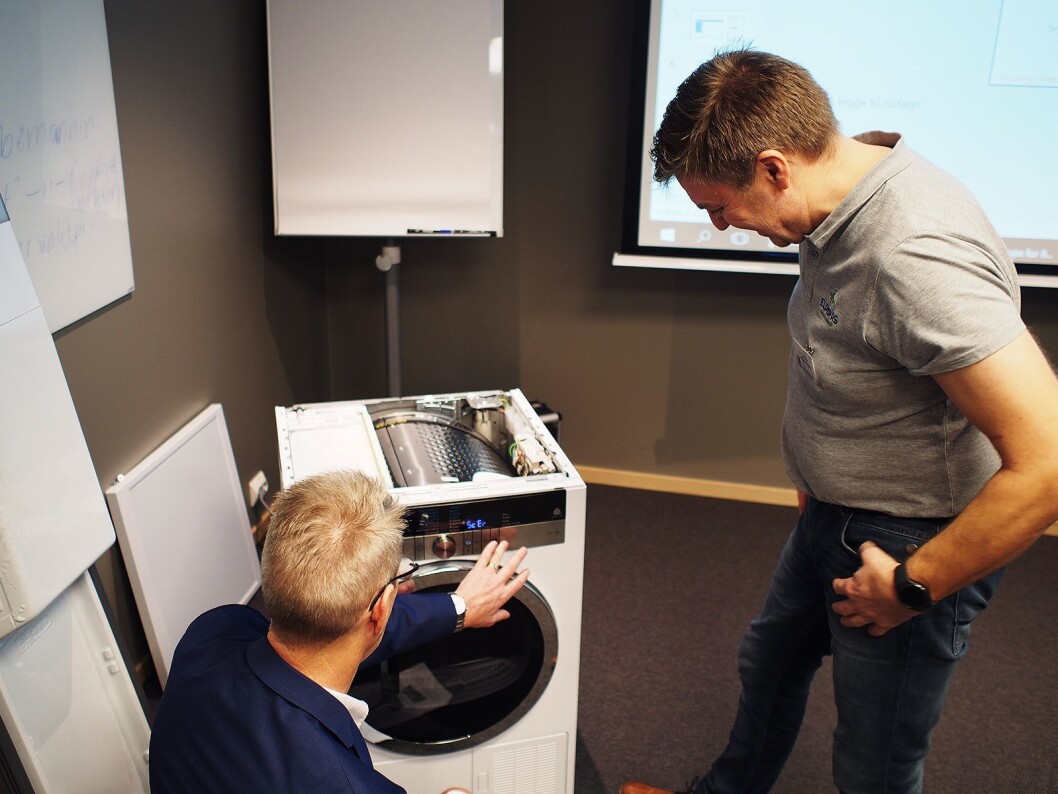 Kai Hansen (t. v.) fra Grundig forklarer menysystemet til en tørketrommel til Nils Gunnar Rage fra Elesco Elrep. Foto: Jan Røsholm. Kai Hansen (t. v.) fra Grundig forklarer menysystemet til en tørketrommel til Nils Gunnar Rage fra Elesco Elrep. Foto: Jan Røsholm.