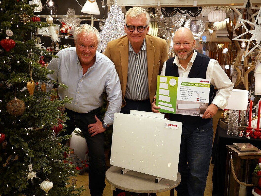 Salgssjef Terje Lind (f. v.), daglig leder Robert Ringstad og Bjørn-Erik Pedersen, regionssjef Oslo, Akershus, Østfold og Sør-Trøndelag, med en av de nye smartovnene med wifi. I glassfronten ser vi gjenskinnet fra julelysene ved Sporten Elektriske i Asker. Foto: Stian Sønsteng Salgssjef Terje Lind (f. v.), daglig leder Robert Ringstad og Bjørn-Erik Pedersen, regionssjef Oslo, Akershus, Østfold og Sør-Trøndelag, med en av de nye smartovnene med wifi. I glassfronten ser vi gjenskinnet fra julelysene ved Sporten Elektriske i Asker. Foto: Stian Sønsteng