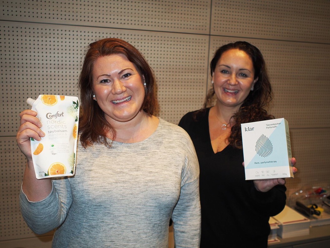 Mari Avalos (t. v.) og Malin Skaar fra Orkla viser frem årets nyheter innen vaskemidler. Foto: Jan Røsholm. Mari Avalos (t. v.) og Malin Skaar fra Orkla viser frem årets nyheter innen vaskemidler. Foto: Jan Røsholm.