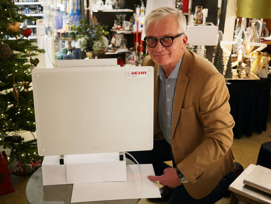 Daglig leder Robert Ringstad i Beha Elektro påpeker at de nye smartovnene projiserer temperaturen på gulvet, slik at man slipper se på baksiden når man stiller inn temperaturen. Foto: Stian Sønsteng Daglig leder Robert Ringstad i Beha Elektro påpeker at de nye smartovnene projiserer temperaturen på gulvet, slik at man slipper se på baksiden når man stiller inn temperaturen. Foto: Stian Sønsteng