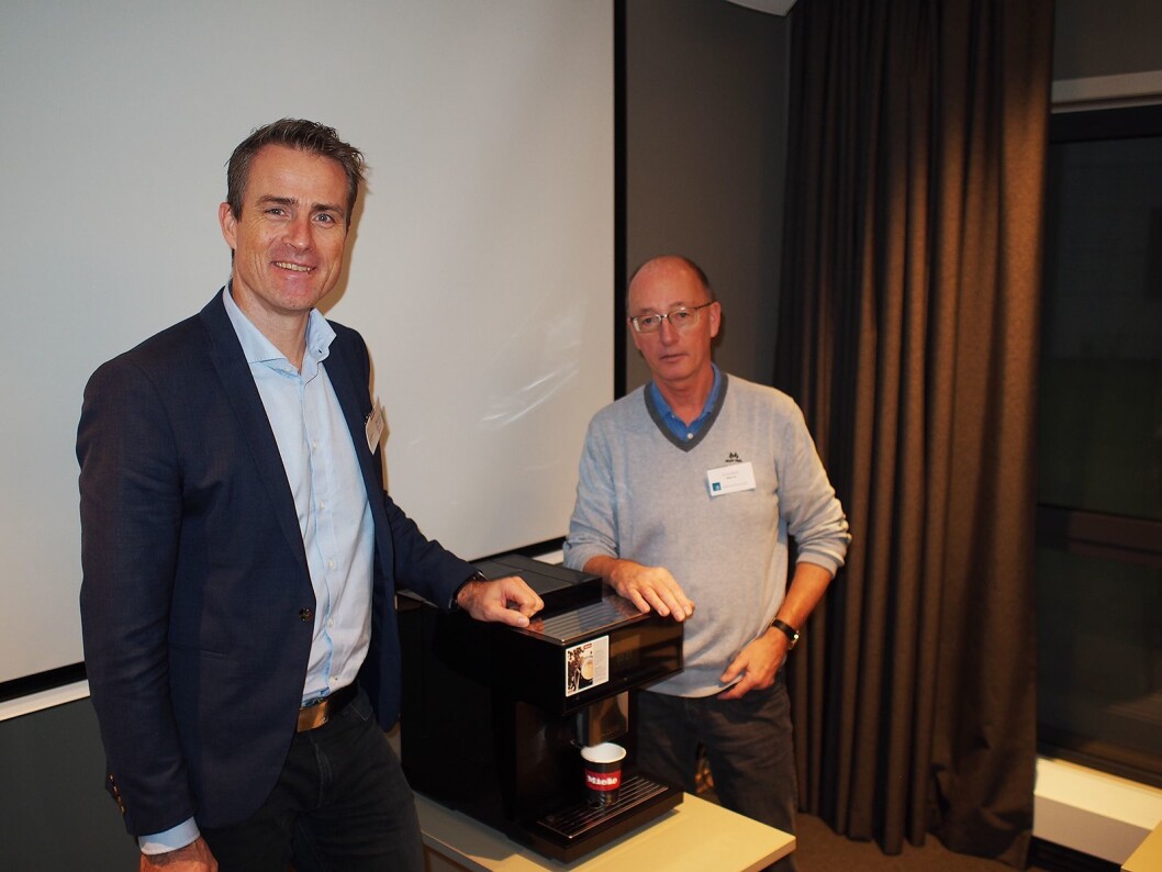 Sjur Klafstad (t. v.) og Morten Belsten i Miele viste frem en kaffemaskin med støtte for trådløst nettverk. Foto: Jan Røsholm. Sjur Klafstad (t. v.) og Morten Belsten i Miele viste frem en kaffemaskin med støtte for trådløst nettverk. Foto: Jan Røsholm.