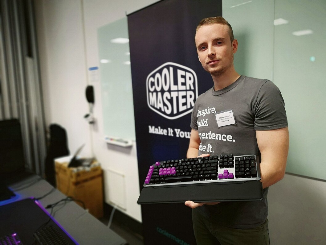 Markedsansvarlig i Cooler Master i Norden, Filip Kristersson, viser fram selskapets nye tastaturer for spillere på årets TechBrief. Foto: Marte Ottemo Markedsansvarlig i Cooler Master i Norden, Filip Kristersson, viser fram selskapets nye tastaturer for spillere på årets TechBrief. Foto: Marte Ottemo