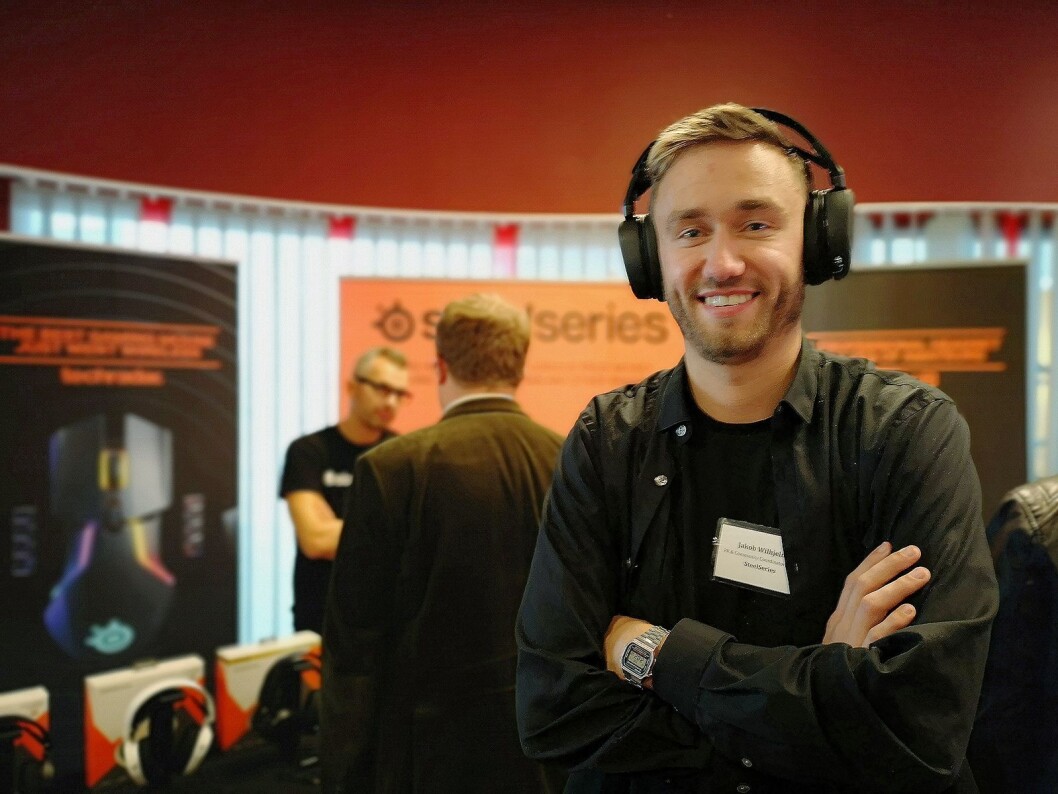 Jakob Wilhjelm, PR- og community-ansvarlig for Norden i SteelSeries, slår et slag for selskapets nye mus og hodetelefoner. Foto: Marte Ottemo Jakob Wilhjelm, PR- og community-ansvarlig for Norden i SteelSeries, slår et slag for selskapets nye mus og hodetelefoner. Foto: Marte Ottemo