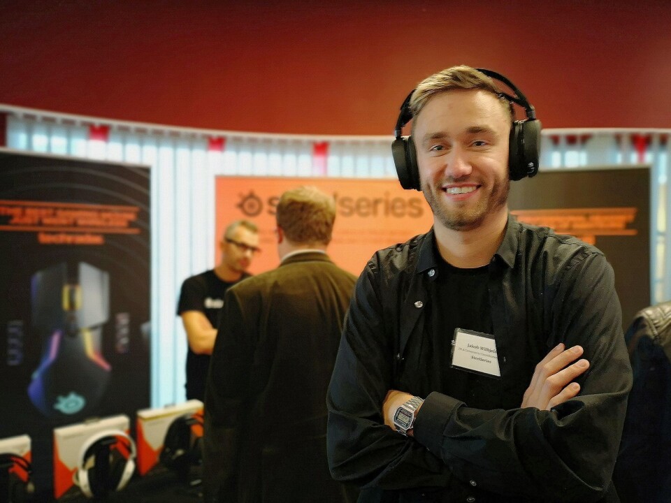 Jakob Wilhjelm, PR- og community-ansvarlig for Norden i SteelSeries, slår et slag for selskapets nye mus og hodetelefoner. Foto: Marte Ottemo