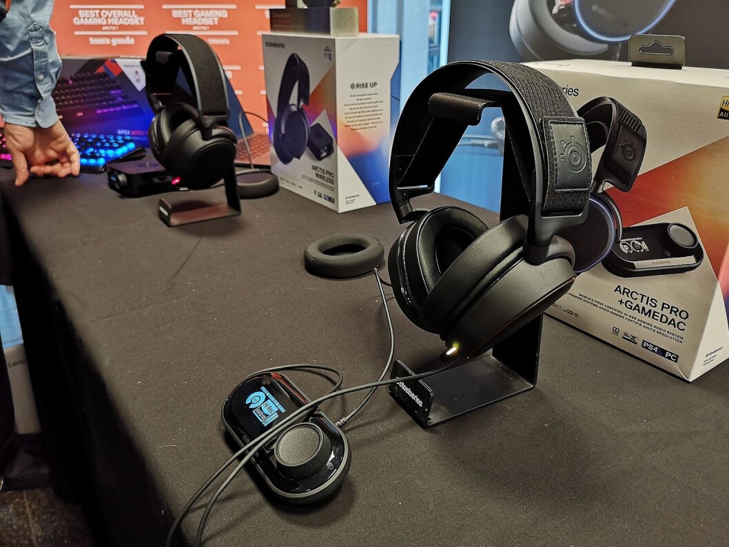 Lyd er viktig for gamere, her er SteelSeries Arctis Pro hodetelefoner med ekstern dac. Foto. Lyd er viktig for gamere, her er SteelSeries Arctis Pro hodetelefoner med ekstern dac. Foto.