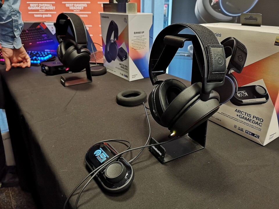 Lyd er viktig for gamere, her er SteelSeries Arctis Pro hodetelefoner med ekstern dac. Foto.