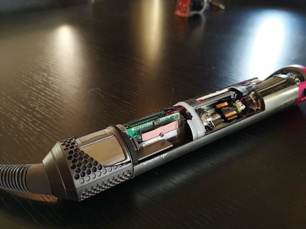 Slik ser innsiden av Dyson Airwrap ut, med mye elektronikk og sensorer som sikrer riktig temperatur. Foto: Marte Ottemo Slik ser innsiden av Dyson Airwrap ut, med mye elektronikk og sensorer som sikrer riktig temperatur. Foto: Marte Ottemo