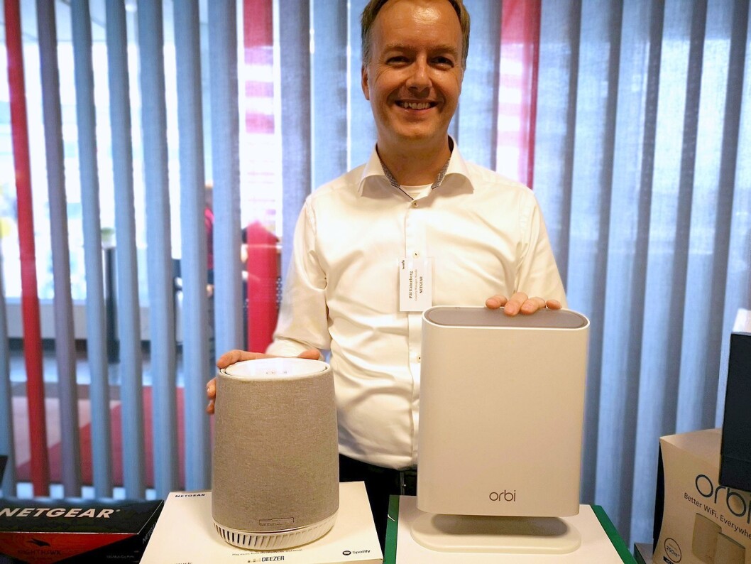 Pål Vatneberg, nordisk sjef for Netgear, viser fram Orbi Voice og Orbi Outdoor. Foto: Marte Ottemo. Pål Vatneberg, nordisk sjef for Netgear, viser fram Orbi Voice og Orbi Outdoor. Foto: Marte Ottemo.