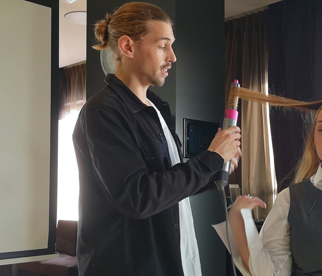 Stylist hos frisøren Gevir Eger, Pål Berdahl, har fått brukt Dyson Airwrap i noen uker allerede, og demonstrerer teknikken. Foto: Marte Ottemo. Stylist hos frisøren Gevir Eger, Pål Berdahl, har fått brukt Dyson Airwrap i noen uker allerede, og demonstrerer teknikken. Foto: Marte Ottemo.