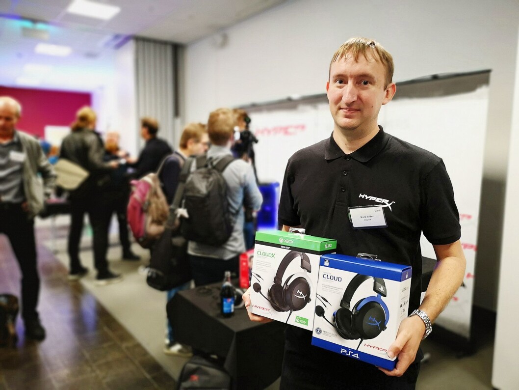 Mark Fuller, produktspesialist i HyperX, ser at gaming-markedet blir stadig større med konsollenes inntog. Her med sine lisensierte Cloud-hodetelefoner for Playstation og Xbox. Foto: Marte Ottemo Mark Fuller, produktspesialist i HyperX, ser at gaming-markedet blir stadig større med konsollenes inntog. Her med sine lisensierte Cloud-hodetelefoner for Playstation og Xbox. Foto: Marte Ottemo