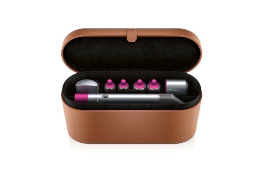 Airwrap og tilbehøret kommer i en kamelhårsfarget boks, med plass til alt utstyret. Foto: Dyson. Airwrap og tilbehøret kommer i en kamelhårsfarget boks, med plass til alt utstyret. Foto: Dyson.