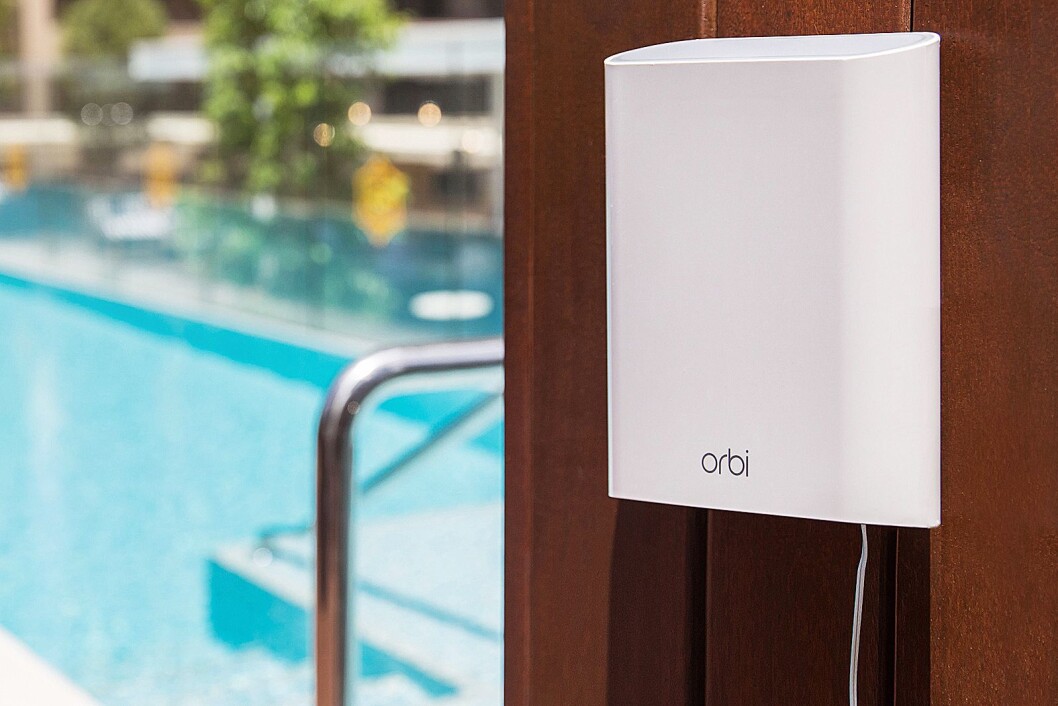 Orbi Outdoor er beregnet på å stå ute hele året, og sørge for dekning på terrassen eller bassenget, om man har slikt. Foto: Netgear. Orbi Outdoor er beregnet på å stå ute hele året, og sørge for dekning på terrassen eller bassenget, om man har slikt. Foto: Netgear.