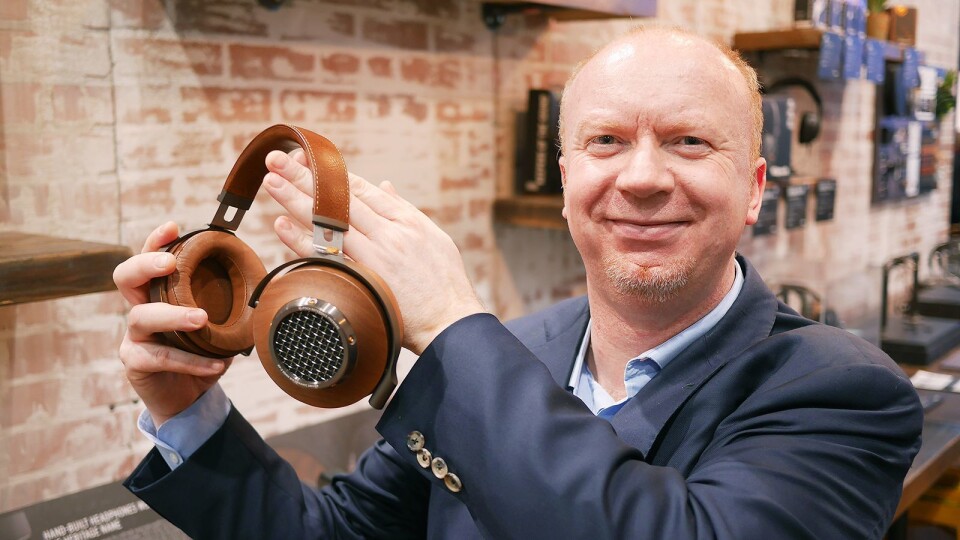 Kronikkforfatter Terje Romen i Mono AS fotografert på CES-messen i 2017 med hodetelefonen Klipsch Reference Premiere. Foto: Stian Sønsteng