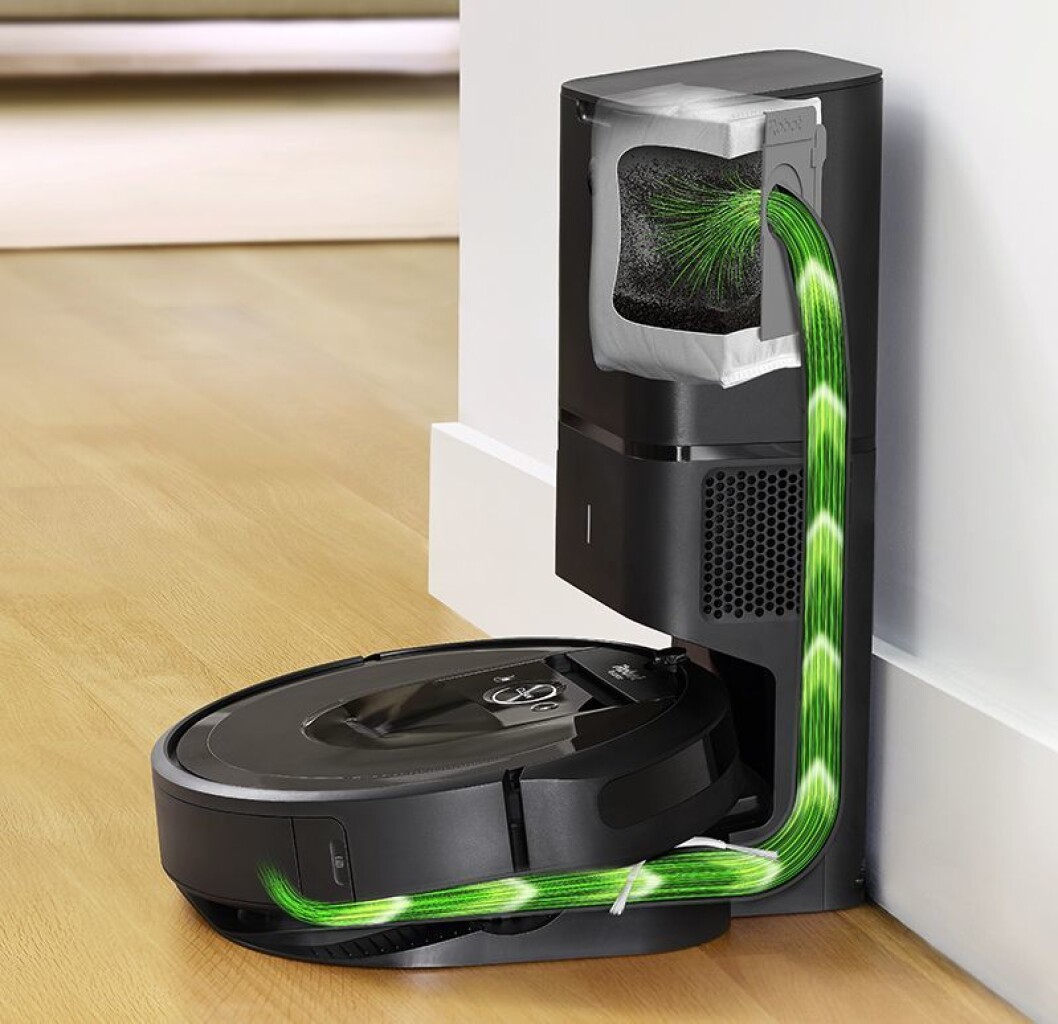 De nye modellene kommer med automatisk tømming av støvbeholderen i roboten. I docking-stasjonen ligger en pose som holder opptil 30 tømminger. Foto: iRobot. De nye modellene kommer med automatisk tømming av støvbeholderen i roboten. I docking-stasjonen ligger en pose som holder opptil 30 tømminger. Foto: iRobot.