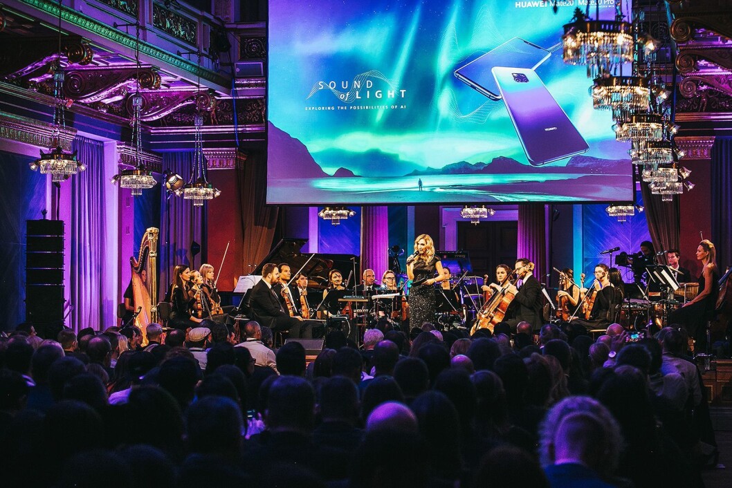 Konferansier Ina Sabitzer på scenen i Brahms-salen i Musikverein i Wien. Foto: Huawei. Konferansier Ina Sabitzer på scenen i Brahms-salen i Musikverein i Wien. Foto: Huawei.