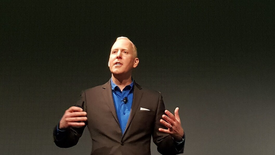 Analysesjef Steve Koenig i den amerikanske bransjeorganisasjonen CTA på scenen foran rundt 500 journalister søndag ettermiddag, før CES-messen åpner i Las Vegas. Foto: Jan Røsholm Analysesjef Steve Koenig i den amerikanske bransjeorganisasjonen CTA på scenen foran rundt 500 journalister søndag ettermiddag, før CES-messen åpner i Las Vegas. Foto: Jan Røsholm
