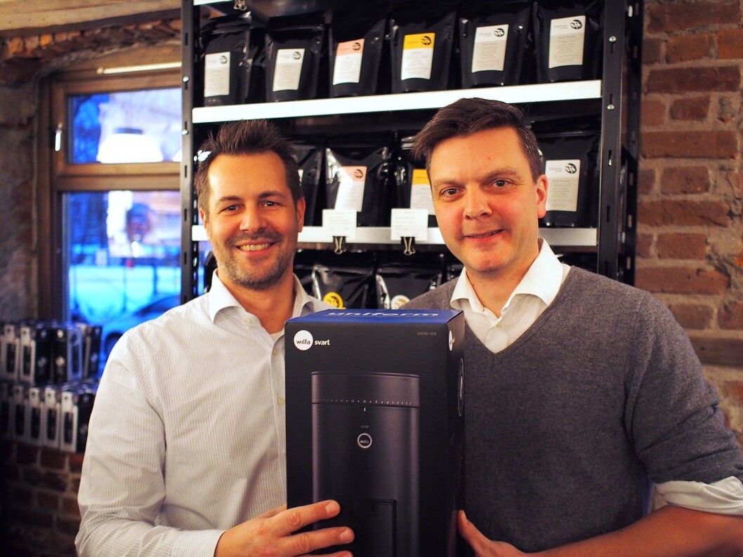 Arild Jørgensen i Wilfa (t. v.) og barista Tim Wendelboe viser frem den nye Wilfa Svart Uniform. Foto: Jan Røsholm Arild Jørgensen i Wilfa (t. v.) og barista Tim Wendelboe viser frem den nye Wilfa Svart Uniform. Foto: Jan Røsholm