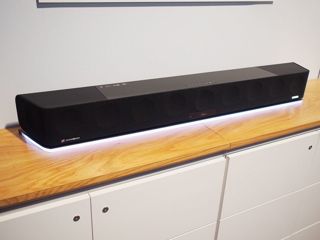 Ambeo-lydplanken har 13 høyttalere og skal gi 3D-lyd. Foto: Jan Røsholm. Ambeo-lydplanken har 13 høyttalere og skal gi 3D-lyd. Foto: Jan Røsholm.