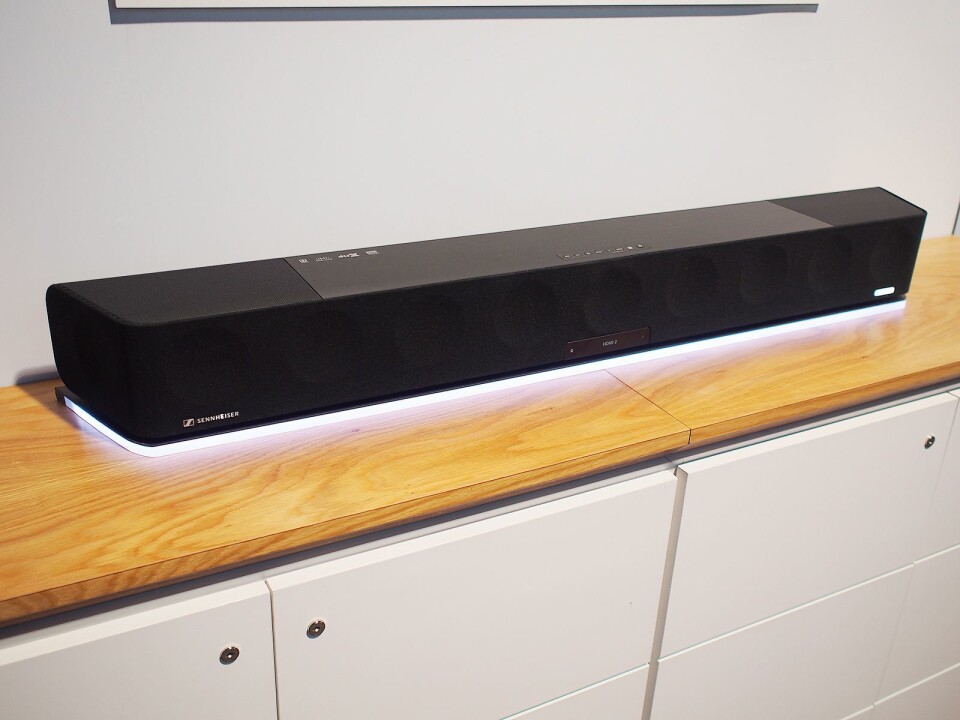 Ambeo-lydplanken har 13 høyttalere og skal gi 3D-lyd. Foto: Jan Røsholm.