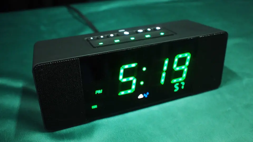 Klokkeradio med Amazon Alexa. Foto: Jan Røsholm. Klokkeradio med Amazon Alexa. Foto: Jan Røsholm.