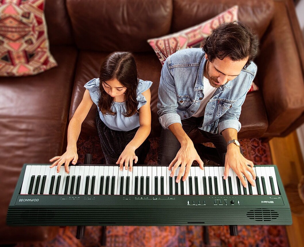 Ved å styre pianoet med stemmen, kan begge hendene være på tangentene. Foto: Roland Ved å styre pianoet med stemmen, kan begge hendene være på tangentene. Foto: Roland