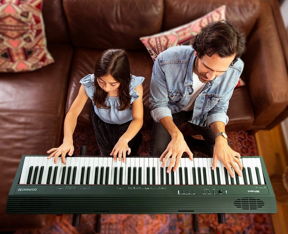 Ved å styre pianoet med stemmen, kan begge hendene være på tangentene. Foto: Roland