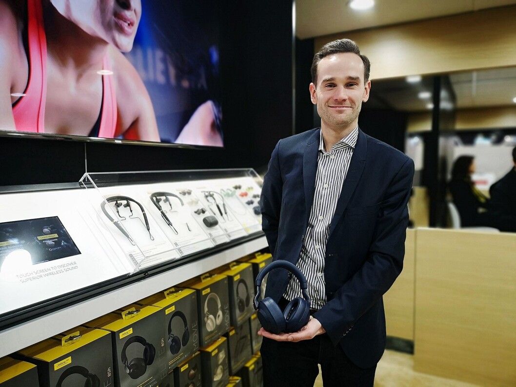 Fredrik Lilliehöök, ansvarlig for produktmarkedsføring hos Jabra, viser fram nye Elite 85h under CES i Las Vegas. Foto: Marte Ottemo Fredrik Lilliehöök, ansvarlig for produktmarkedsføring hos Jabra, viser fram nye Elite 85h under CES i Las Vegas. Foto: Marte Ottemo