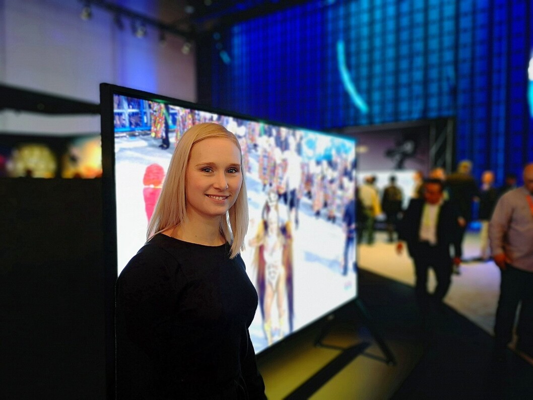 PR-ansvarlig for Sony Nordic, Line Holm Hansen, viser fram selskapets nye 8K-TVer. Foto: Marte Ottemo. PR-ansvarlig for Sony Nordic, Line Holm Hansen, viser fram selskapets nye 8K-TVer. Foto: Marte Ottemo.
