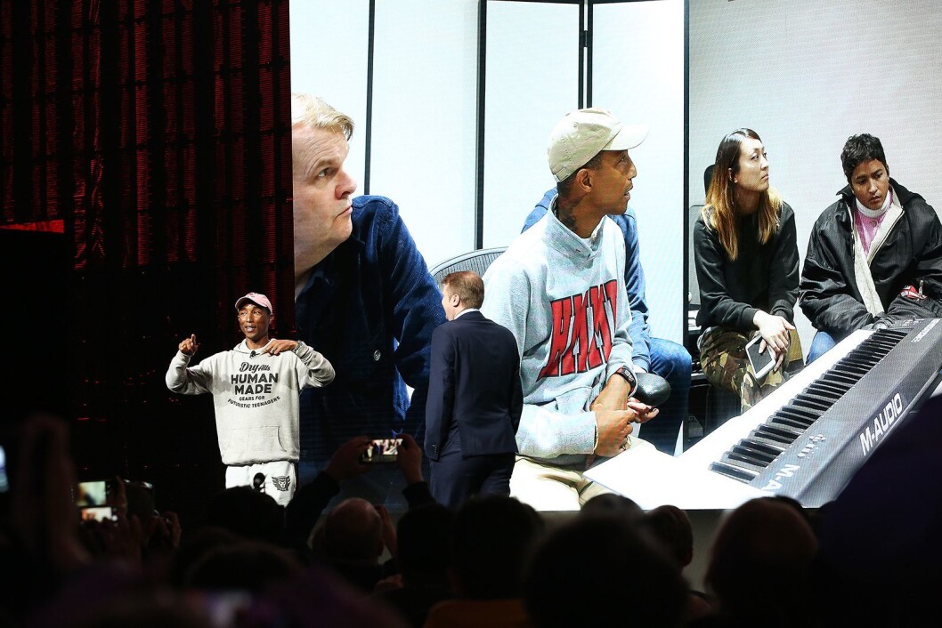På sin pressekonferanse valgte Sony å fokusere på hele sin ekspertise innen underholdning, her var Pharell Williams på scenen og fortalte om hvordan han produserer sin musikk. Foto: CES. På sin pressekonferanse valgte Sony å fokusere på hele sin ekspertise innen underholdning, her var Pharell Williams på scenen og fortalte om hvordan han produserer sin musikk. Foto: CES.