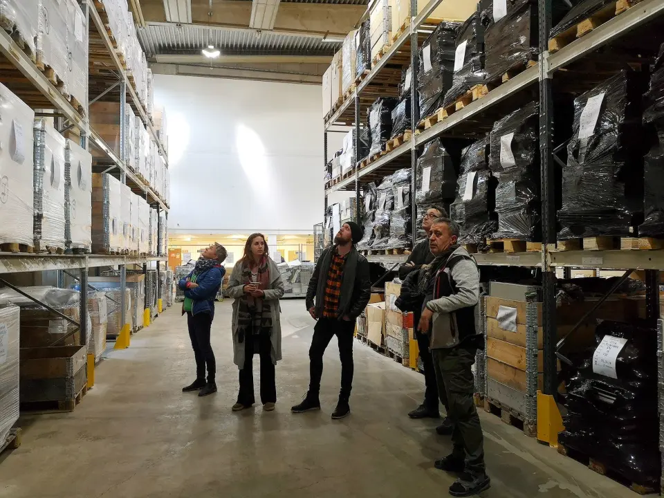 Ferdig sorterte produkter står klar til utkjøring. F.v: Guro Husby, markedssjef i Norsirk, Astrid Johanne Svensson, fagrådgiver miljøvennlig forbruk og Martin Leander M. Brandtzæg, satsningsleder forbruk i Naturvernforbundet, Jan Røsholm, administrerende direktør i Stiftelsen Elektronikkbransjen og Jamal Firozjar fra Norsirk. Foto: Marte Ottemo Ferdig sorterte produkter står klar til utkjøring. F.v: Guro Husby, markedssjef i Norsirk, Astrid Johanne Svensson, fagrådgiver miljøvennlig forbruk og Martin Leander M. Brandtzæg, satsningsleder forbruk i Naturvernforbundet, Jan Røsholm, administrerende direktør i Stiftelsen Elektronikkbransjen og Jamal Firozjar fra Norsirk. Foto: Marte Ottemo