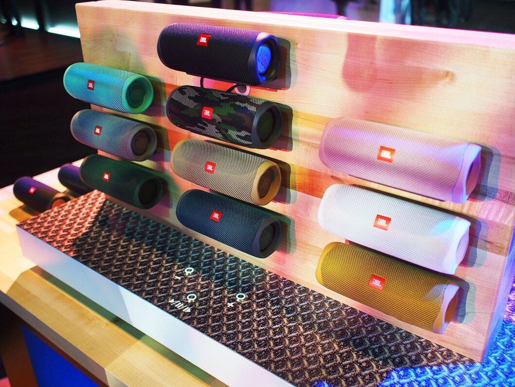 JBL Flip 5 kommer i mange ulike fargekombinasjoner. Foto: Jan Røsholm. JBL Flip 5 kommer i mange ulike fargekombinasjoner. Foto: Jan Røsholm.