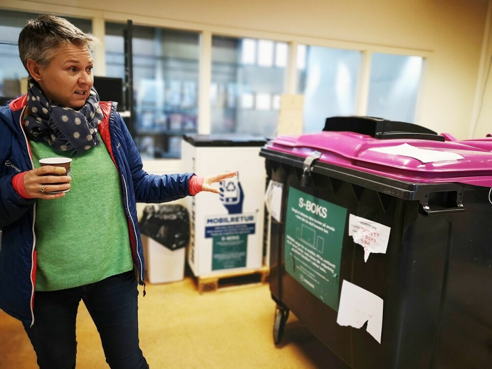 Guro Husby, markedssjef i Norsirk, viser fram S-boksene for sikkert mottak av EE-avfall. Foto: Marte Ottemo.