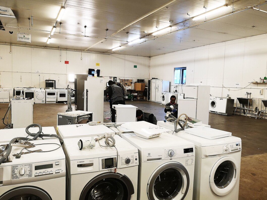Hos Sirkular Gjenbruk får man arbeidstrening, og gamle hvitevarer får nytt liv. Foto: Marte Ottemo. Hos Sirkular Gjenbruk får man arbeidstrening, og gamle hvitevarer får nytt liv. Foto: Marte Ottemo.