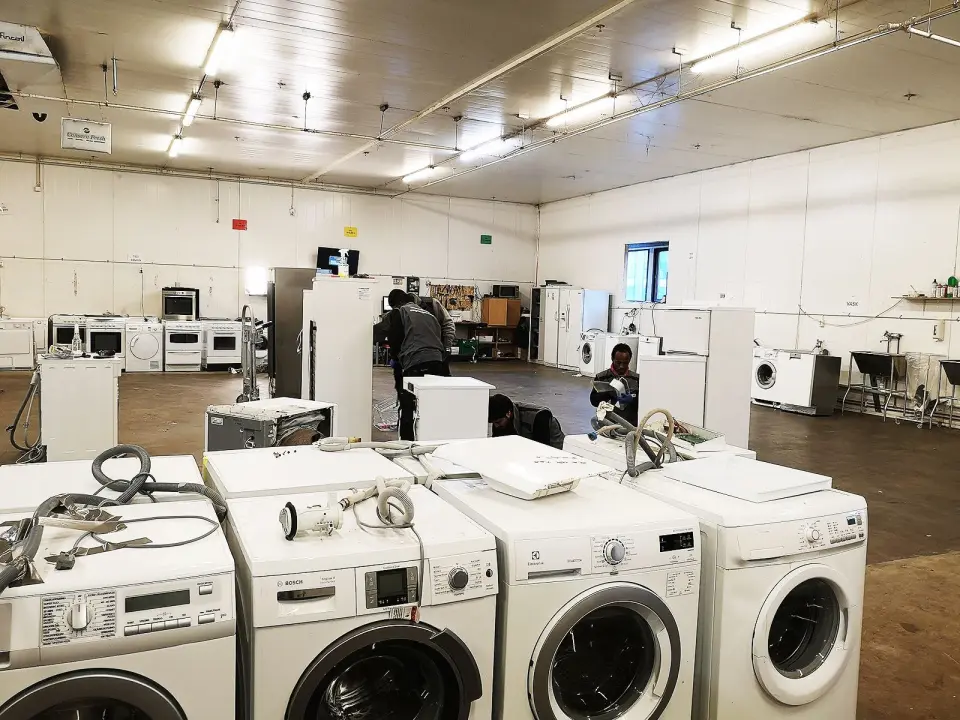 Hos Sirkular Gjenbruk får man arbeidstrening, og gamle hvitevarer får nytt liv. Foto: Marte Ottemo. Hos Sirkular Gjenbruk får man arbeidstrening, og gamle hvitevarer får nytt liv. Foto: Marte Ottemo.