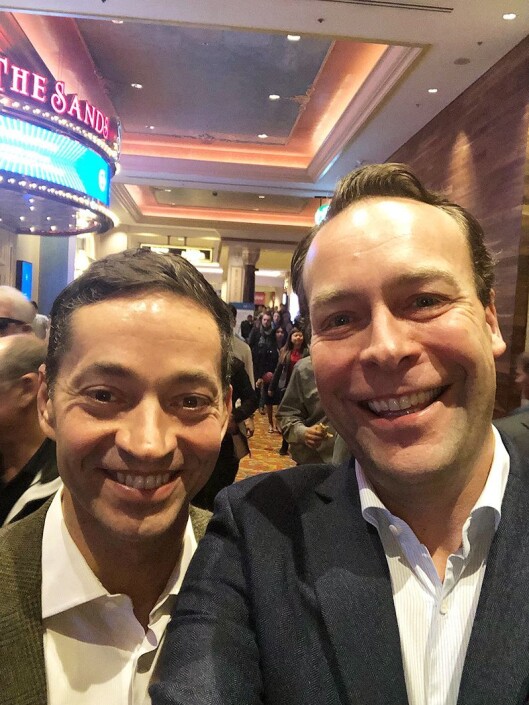 Alex Baldock (til venstre) sammen med Elkjøps Jaan Ivar Semlitsch på CES messen i Las Vegas. Foto: Privat. Alex Baldock (til venstre) sammen med Elkjøps Jaan Ivar Semlitsch på CES messen i Las Vegas. Foto: Privat.