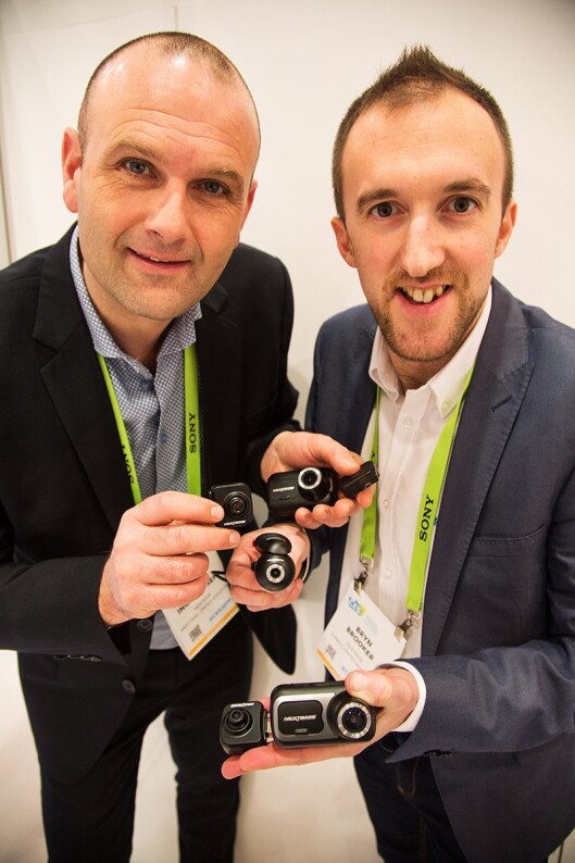 Nordensjef Robert Ingebretsen (t.v.) og Bryn Brooker, Head of Marketing i NextBase viser frem nye produkter på CES. Foto: Coxit. Nordensjef Robert Ingebretsen (t.v.) og Bryn Brooker, Head of Marketing i NextBase viser frem nye produkter på CES. Foto: Coxit.