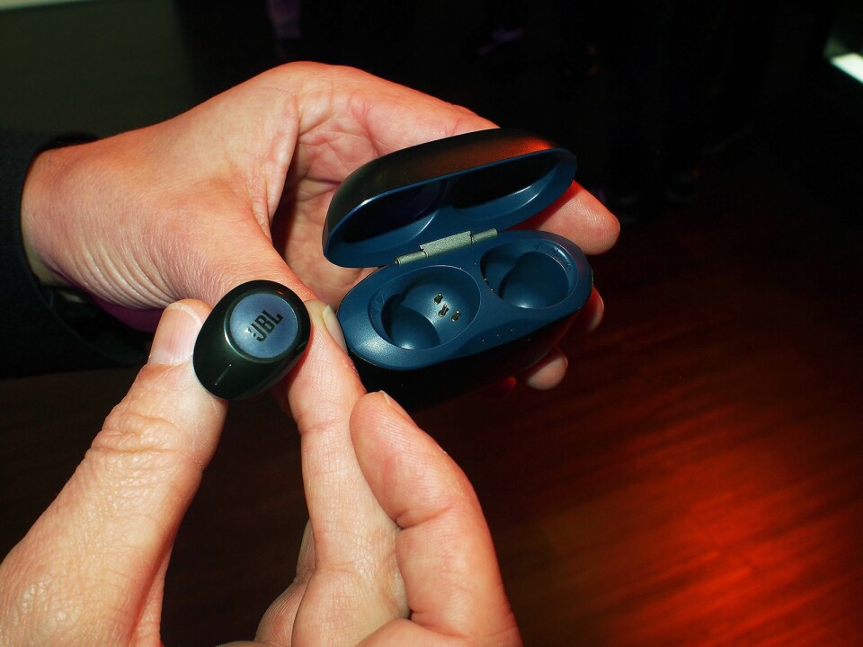 De nye fullstendige trådløse øreproppene fra JBL har spilletid på 16 timer. Foto: Jan Røsholm.